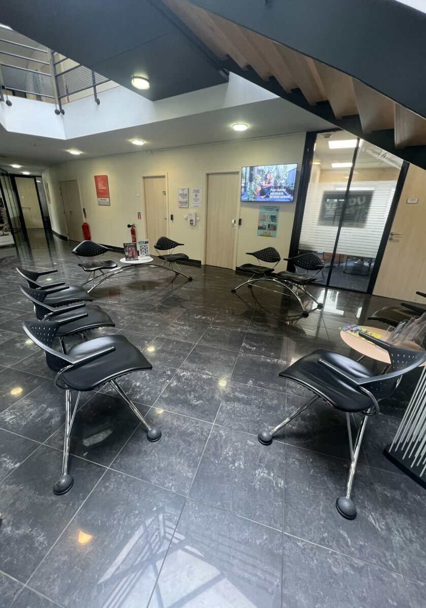 Salle d’attente d’un Crédit Mutuel à Ostwald.