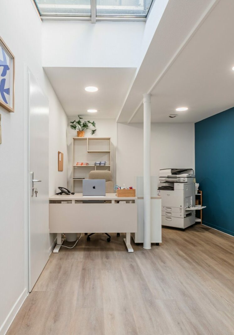 Photo d'une réalisation d'un projet d'aménagement et de décoration de bureaux à Strasbourg.