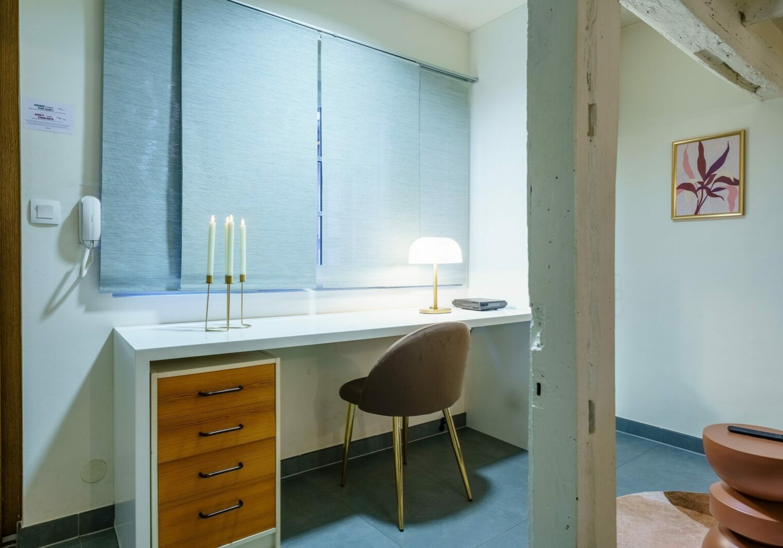 Décoration et aménagement d'un logement saisonnier type Airbnb à Strasbourg.