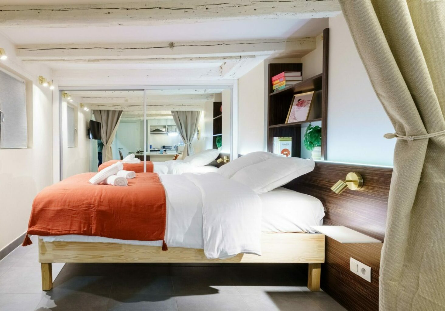 Décoration et aménagement d'un logement saisonnier type Airbnb à Strasbourg.