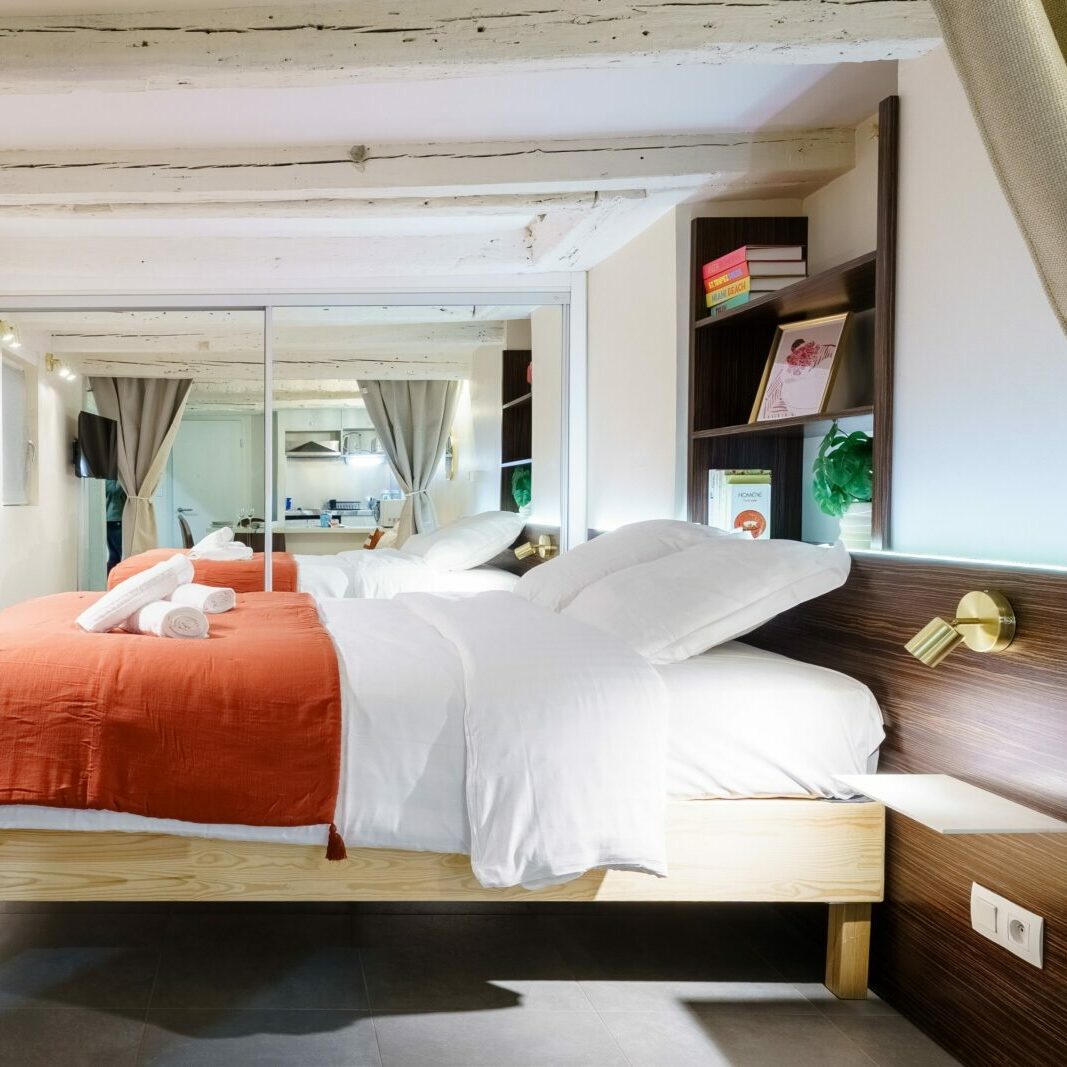 Décoration et aménagement d'un logement saisonnier type Airbnb à Strasbourg.