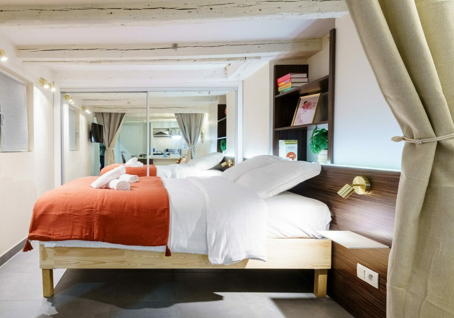 Décoration et aménagement d'un logement saisonnier type Airbnb à Strasbourg.