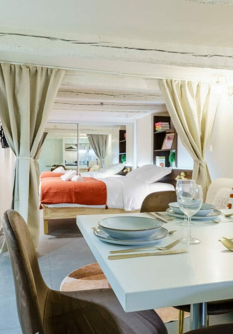 Décoration et aménagement d'un logement saisonnier type Airbnb à Strasbourg.