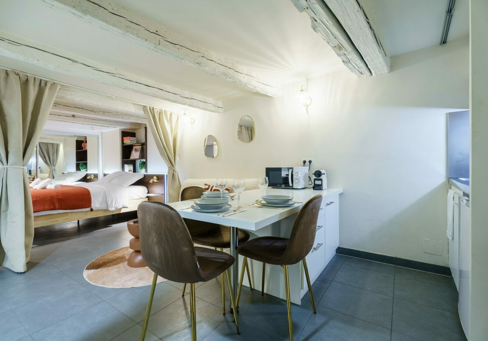 Décoration et aménagement d'un logement saisonnier type Airbnb à Strasbourg.