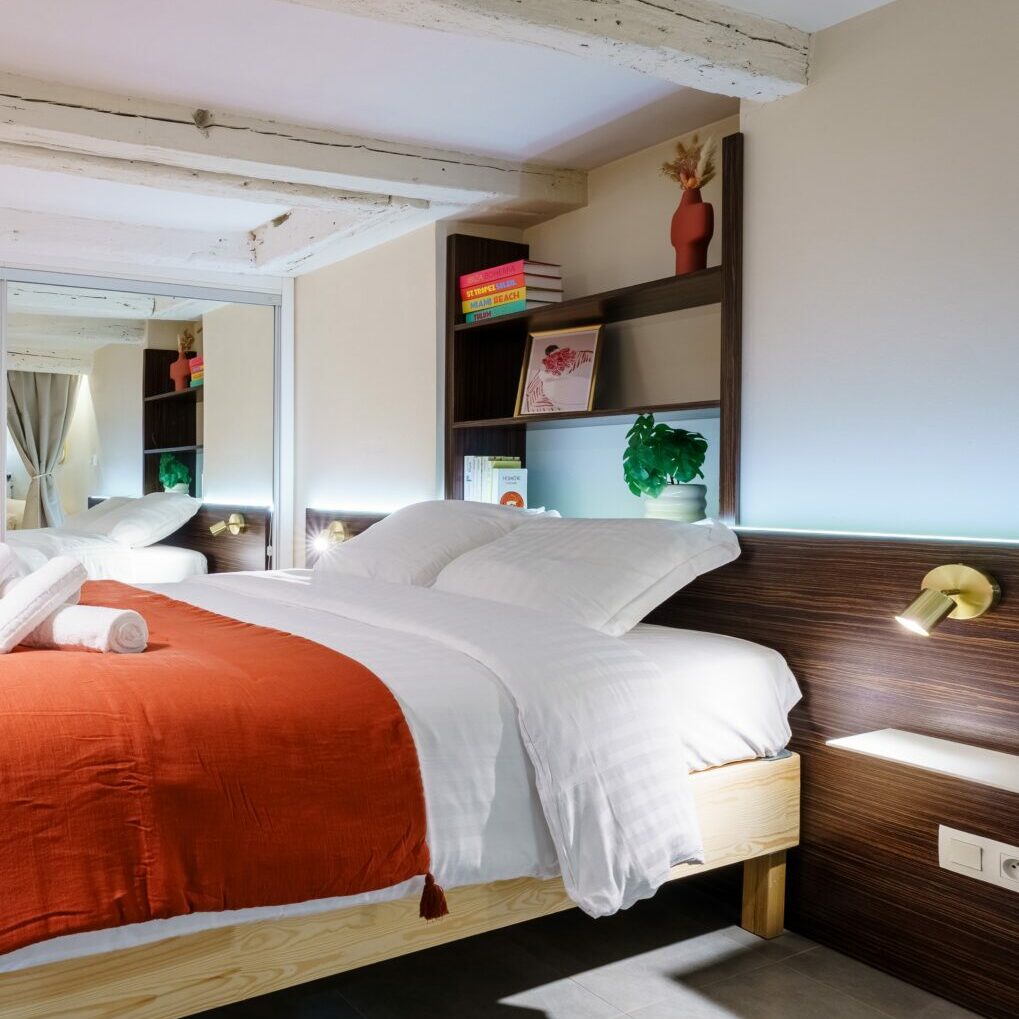 Décoration et aménagement d'un logement saisonnier type Airbnb à Strasbourg.