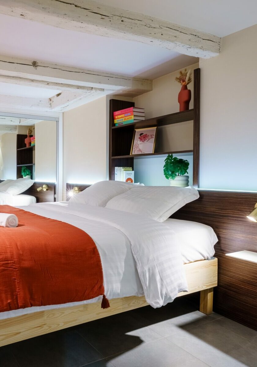 Décoration et aménagement d'un logement saisonnier type Airbnb à Strasbourg.