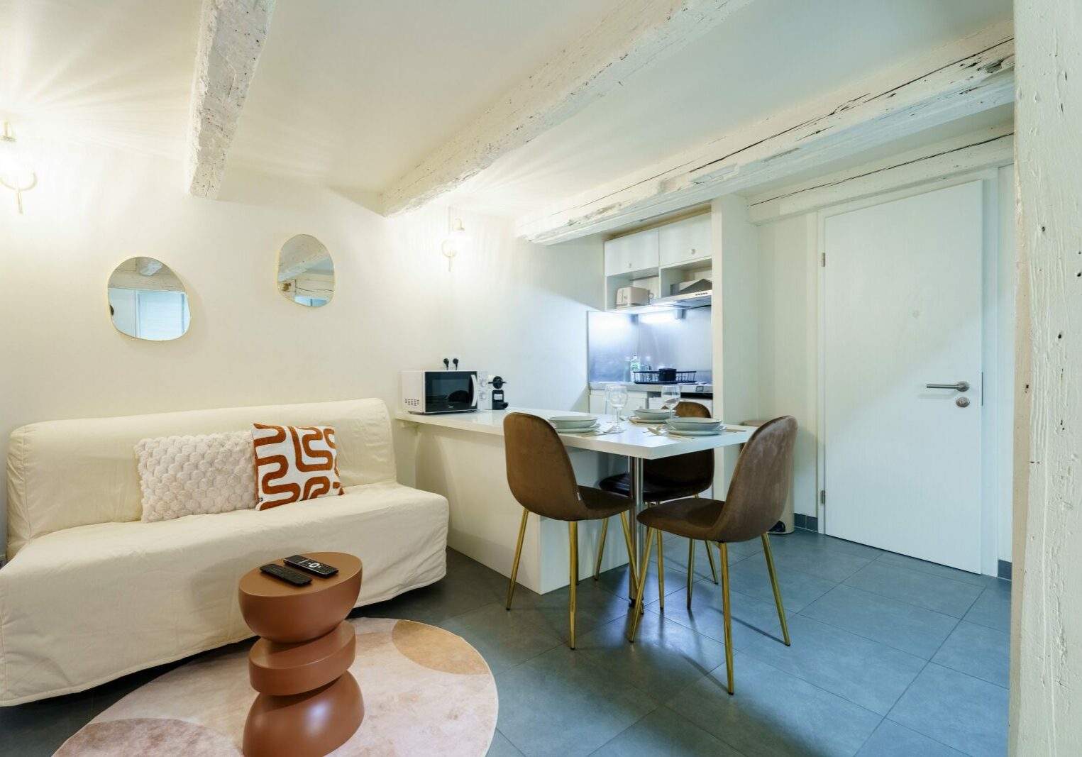 Décoration et aménagement d'un logement saisonnier type Airbnb à Strasbourg.