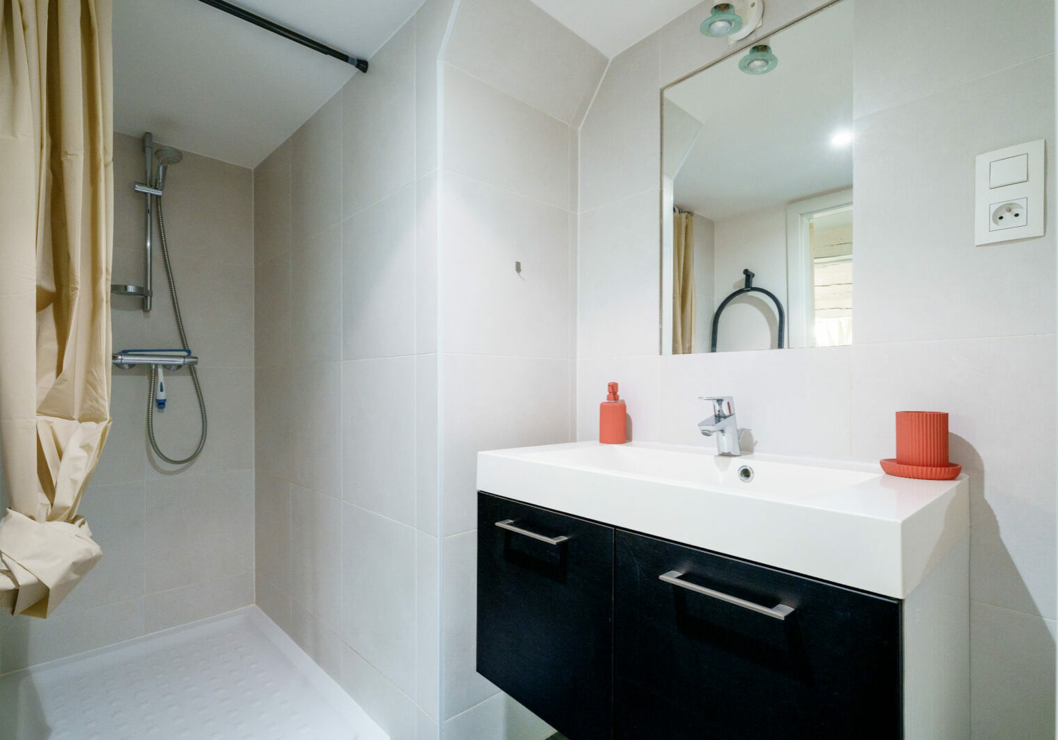 Décoration et aménagement d'un logement saisonnier type Airbnb à Strasbourg.