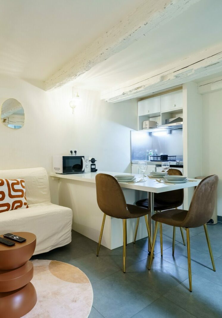 Décoration et aménagement d'un logement saisonnier type Airbnb à Strasbourg.
