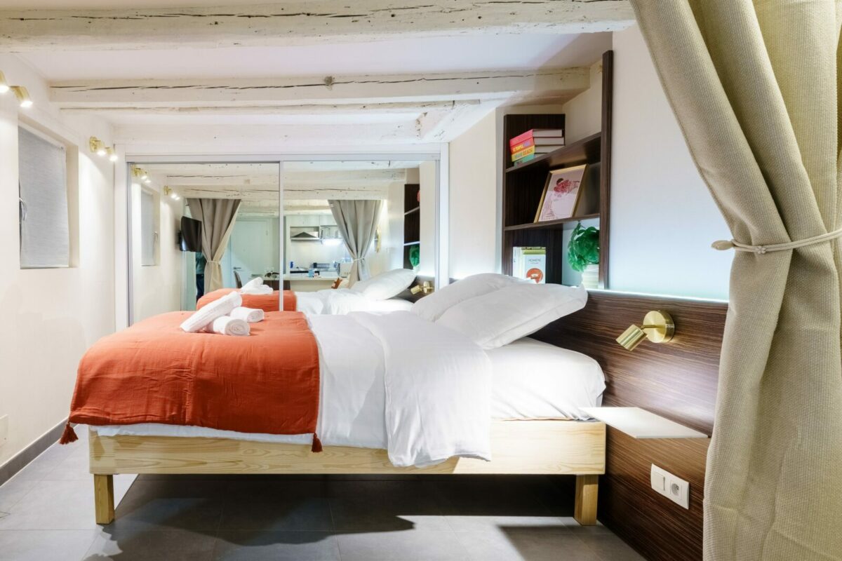 Décoration et aménagement d'un logement saisonnier type Airbnb à Strasbourg.